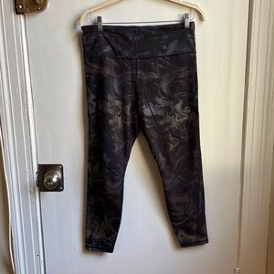 Athleta reflective 7/8 running tights with back zip pocket Sz L